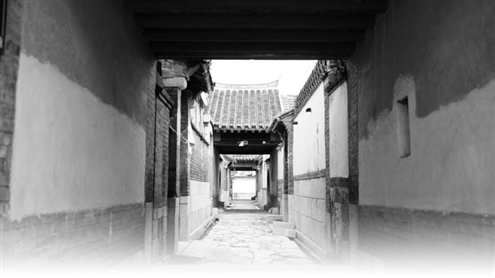 京式与本地建筑风格相结合的三合院、四合院式的民居群铺排开来,高家庄子村缘此得名“招远小北京”